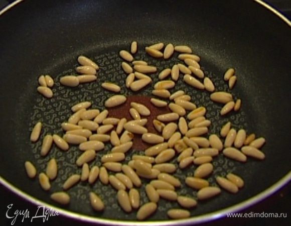 Кедровые орехи подсушить на сковороде.