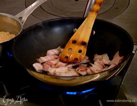 Разогреть в сковороде вок 1 ч. ложку оливкового масла, обжарить бекон, затем выложить его на бумажное полотенце, чтобы удалить излишки жира.