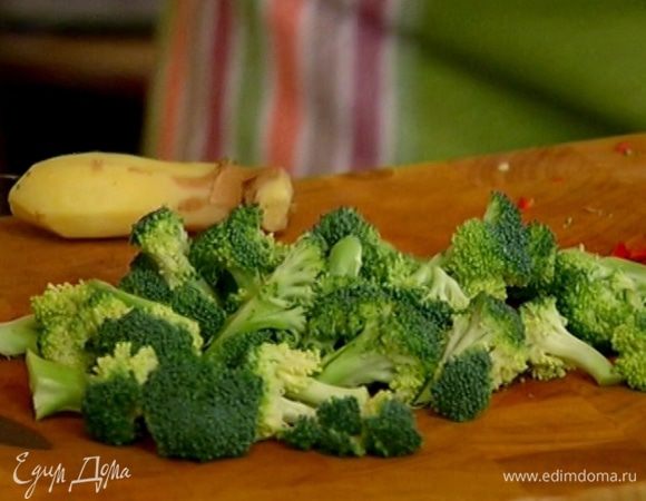 Брокколи разобрать на небольшие соцветия.
