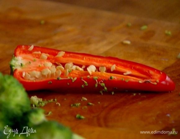 Перец чили, удалив семена, мелко порубить.