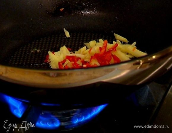 Сковороду вок, где жарился бекон, протереть бумажным полотенцем, влить оставшееся оливковое масло и обжаривать имбирь и перец чили 1‒2 минуты.
