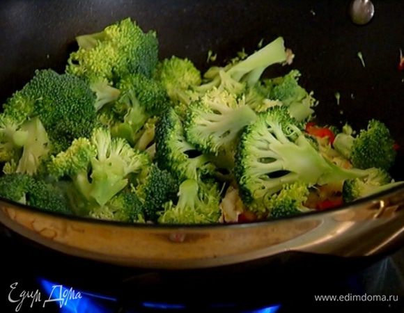 Добавить брокколи и чеснок, перемешать, влить соевый соус, кленовый сироп и обжаривать до готовности брокколи.