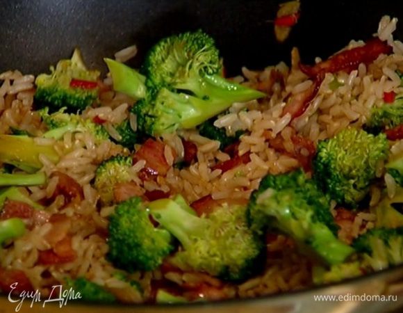 Выложить в сковороду бекон и рис, перемешать добавить горчицу и кедровые орехи (немного оставить) и еще раз все перемешать.