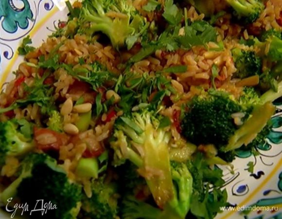 Разложить салат в тарелки, посыпать оставшимися орехами и измельченной кинзой.