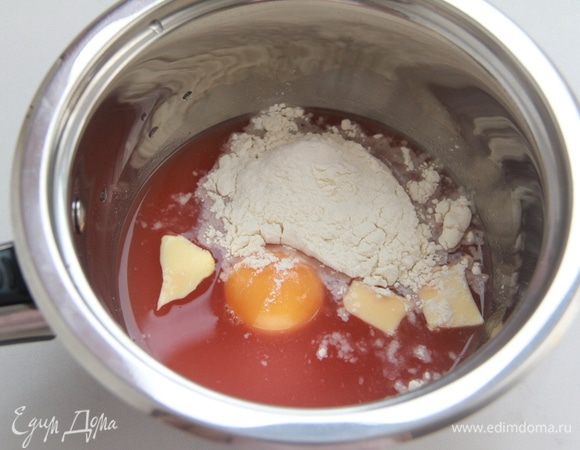 процедить его и поместить в кастрюлю, добавить сливочное масло, 2 желтка и муку, 
