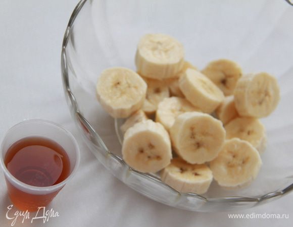 Банан нарезать ломтиками, смешать с коньяком и сахаром.