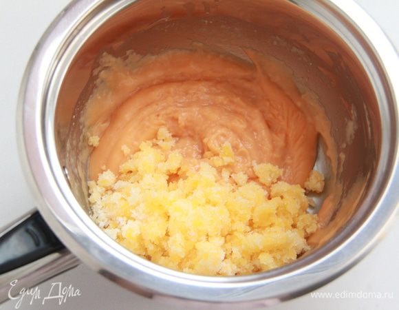 Взбить другие два яичных желтка с сахаром до пены, затем добавить их в крем, перемешать и выключить огонь. Дайте остыть. 