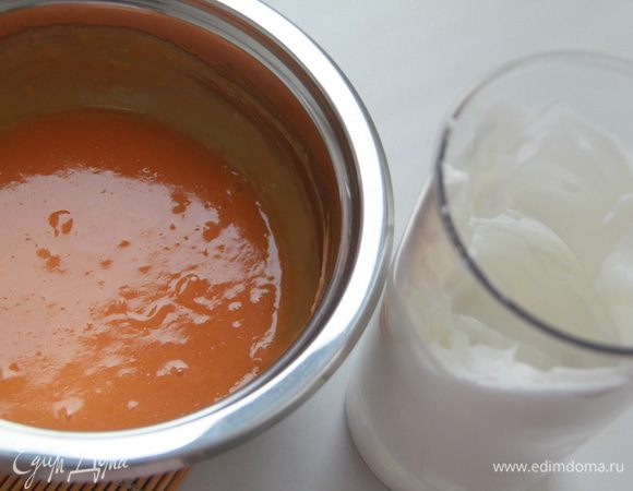 Взбить яичные белки с сахарной пудрой и включить в грейпфрутово-желтковую смесь. 