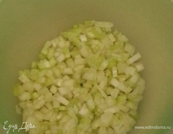 Нарезаем стебли сельдерея...
