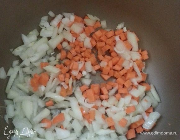 Лук нарезаем, морковь натираем на крупной терке, обжариваем на рафинированном растительном масле.