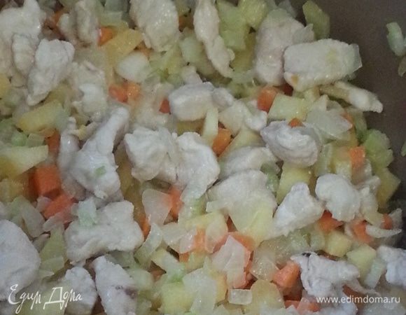 Сельдерей и кабачок добавляем к моркови и луку, обжариваем 2-3 минутки, добавляем курицу, солим. Оставляем тушиться на слабом огне минут 20 (я готовила в мультиварке - включила режим "Суп/Каша на 20 минут).