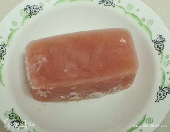 В сезон помидор, я очищаю и измельчаю их в кухонном комбайне, замораживаю вот такими брикетами.