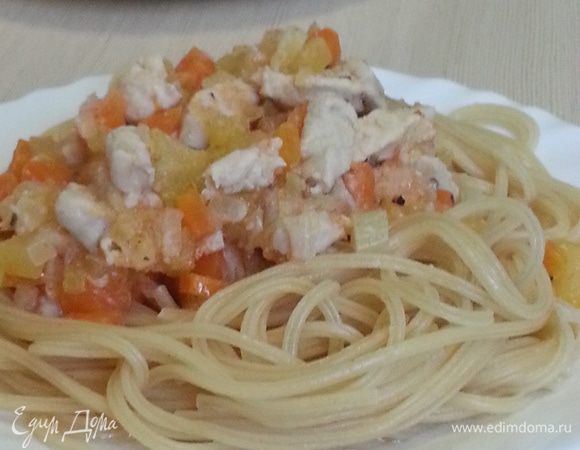 По прошествии 20 минут, добавляю брикет из помидорки, измельченный чеснок и базилик, оставляю до разморозки брикета. Отвариваем спагетти и приглашаем семью к столу...