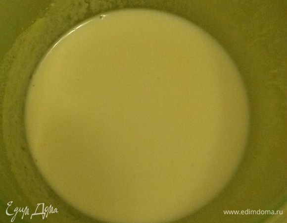 В молоке замачиваем 2 столовые ложки кукурузной муки (без горки).