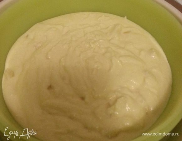 Добавляем яйцо, сахар, творог и пробиваю погружным блендером, добавляю нарезанный банан. Выкладываем в чашу для риса, ничем ее не смазывая. Включаем функцию "Пароварка" на 30 минут.