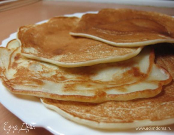 Обжарить блин с одной стороны на среднем, затем перевернуть на другую сторону и накрыть сковороду крышкой. У меня получилось 5 пышных блинов. Дать блинам остыть.