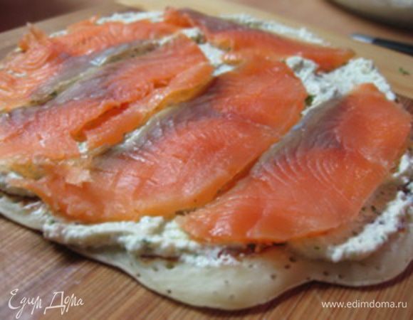 Каждый блин намазать творожной смесью, выложить ломтики семги, свернуть рулетом и порезать кусочками.