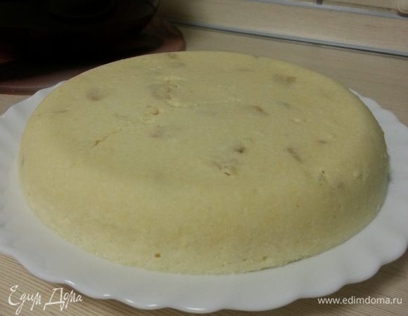 Готовую запеканку остужаем 15-20 минут в чаше, затем переворачиваем на тарелку.