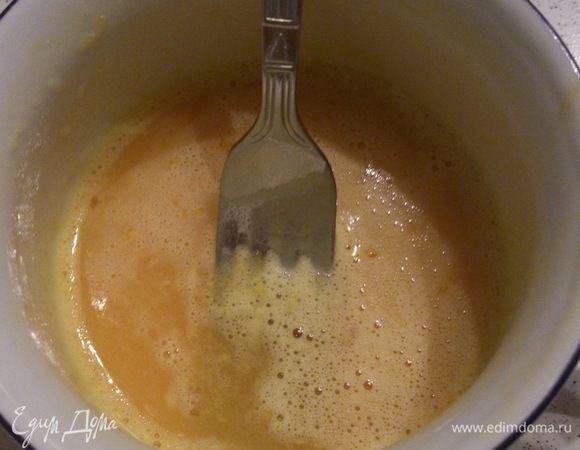 Для крема смешать венчиком 1 яйцо, 20 г сахара и 1/2 ст.л. муки.