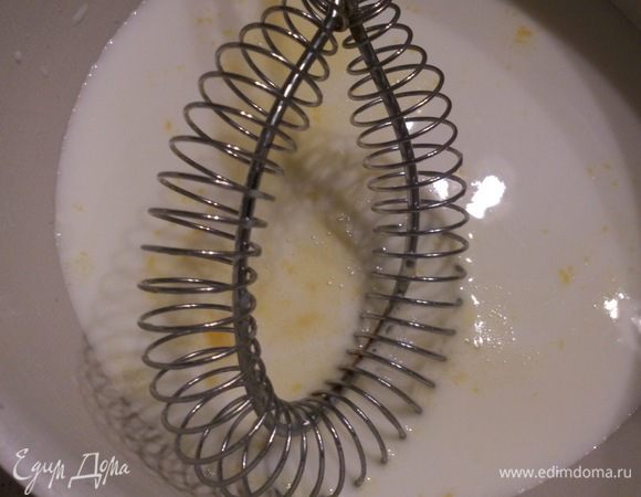 Смешать с теплым молоком.