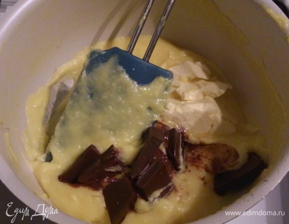 Проварить до загустения и вмешать 20 г масла и 30 г шоколада. Остудить.