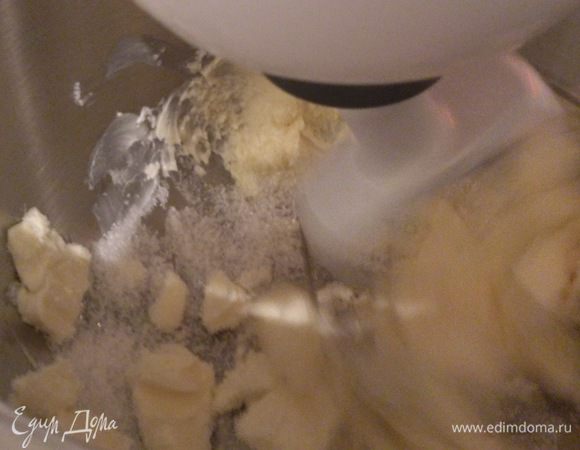 140 г масла растереть с 80 г сахара.