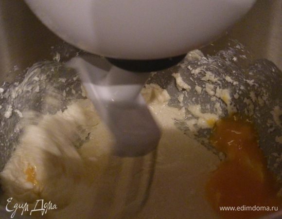 Добавить 1 яйцо и хорошо перемешать.