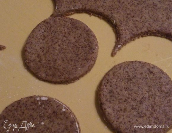 Тесто раскатать в тонкий пласт (5 мм) и вырезать формой печенье. Выпекать на покрытом пергаментом противне 20 минут при 180°С.