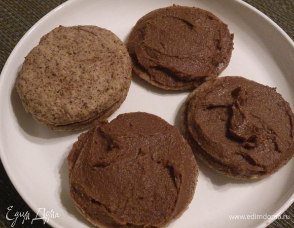 Смазать печенье кремом.