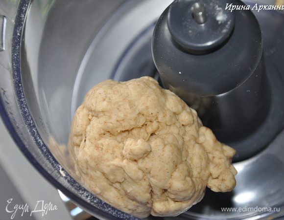  Замесить тесто. Для этого размешать в мисочке дрожжи, воду и сахар. Поставить в тепло на 20 минут. В миску (или, как у меня, кухонный комбайн) просеять всю муку. Вылить туда дрожжи, соль и 3 ложки масла. Хорошо перемешать. Поставить в тепло на 30 минут. 