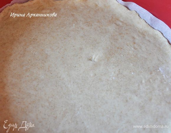 В форму постелить пергамент. Тесто раскатать и выложить на пергамент. Выложить тыквенное пюре, сверху кусочки сыра, посыпать травами и немного сбрызнуть маслом.