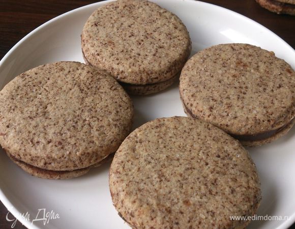 Сверху накрыть еще одним печеньем и слегка прижать. Можно наливать чай)))