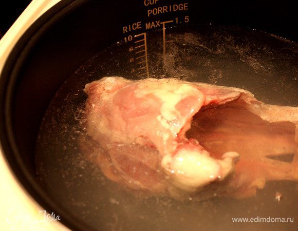 Приготовим все ингредиенты.
Поставим курицу вариться. В моем случае были кость курицы и немного мяса.
Готовила я в мультиварке. Можно обойтись и обычной кастрюлей :-)