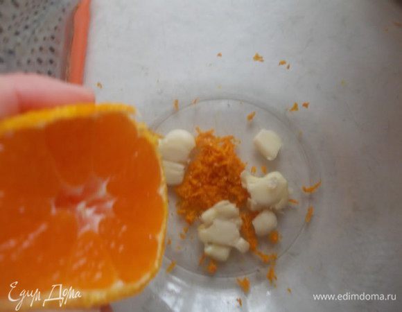 Приготовим маринад. Для этого потереть цедру одного мандарина и выдавить весь сок. Добавить раздавленный чеснок.