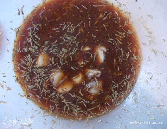 Влить соевый соус и розмарин, перемешать. 