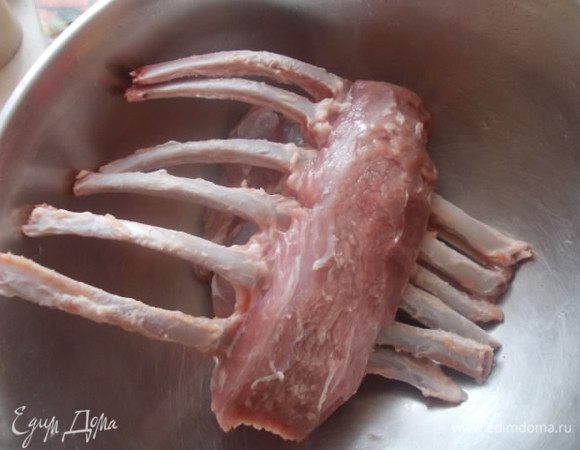 Мясо хорошо помыть, зачистить ребрышки и насухо вытереть.