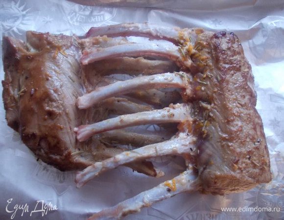 Затем обжарить мясо на оливковом масле со всех сторон на сильном огне. Завернуть в фольгу и запекать около часа при 180°С. Регулируйте температуру запекания в зависимости от размера и молодости или старости мяса. У меня был годовалый баран, если ягненок - полчаса ему хватит. В последние 10-15 минут запекания открыть мясо и поливать оставшимся маринадом несколько раз.