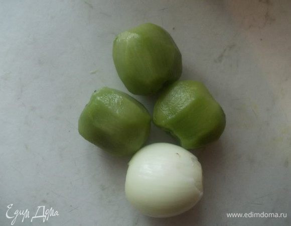 Киви и лук почистить. 