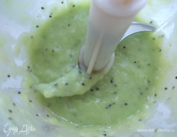 Взбить в блендере лук и киви до однородного состояния. У меня был киви кисловатый, поэтому я добавила ложечку меда. Здесь уже дело вкуса каждого. Подавать с соусом или полив выделившимся соком от запекания.