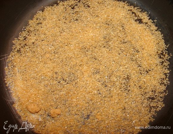 В глубокую сковороду насыпать слой коричневого сахара.