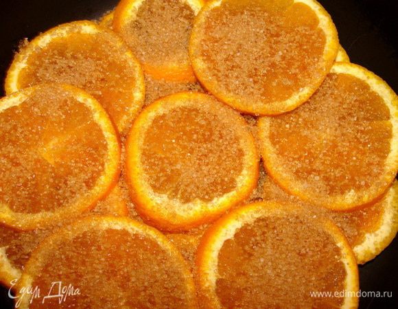 Апельсины (среднего размера) помыть, порезать дольками. На сахар выложить слой апельсинов, присыпать еще сахаром и так пока все дольки не закончатся. Верхний слой сахарный. Влить воду и поставить на медленный огонь на 2 часа. Томить апельсины под крышкой.