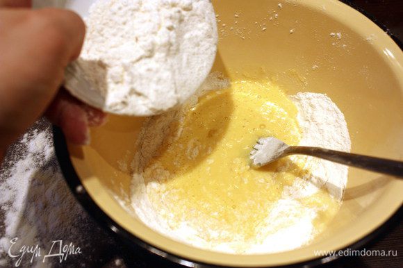 Пока бульон готовиться делаем тесто. В миске взбиваем яйцо и понемногу добавляем муку (где-то 200 г), до твердого состояния.