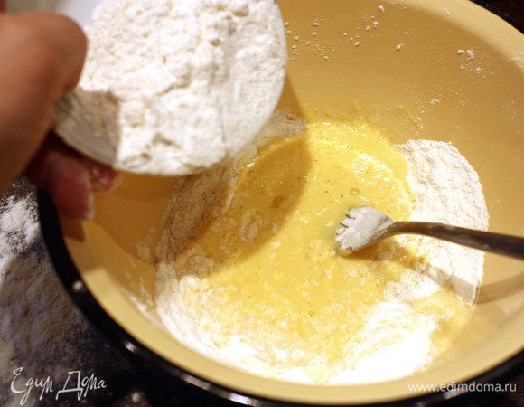 Пока бульон готовиться делаем тесто.
В миске взбиваем яйцо и понемногу добавляем муку (где-то 200 г), до твердого состояния.