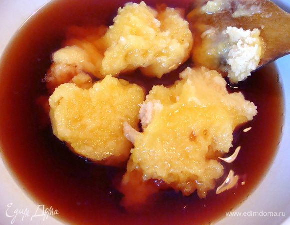 Мед залить гранатовым соком и подогреть на огне (не сильно). Размешать до полного растворения меда. Если сок кислый, надо добавить сахарный песок. 