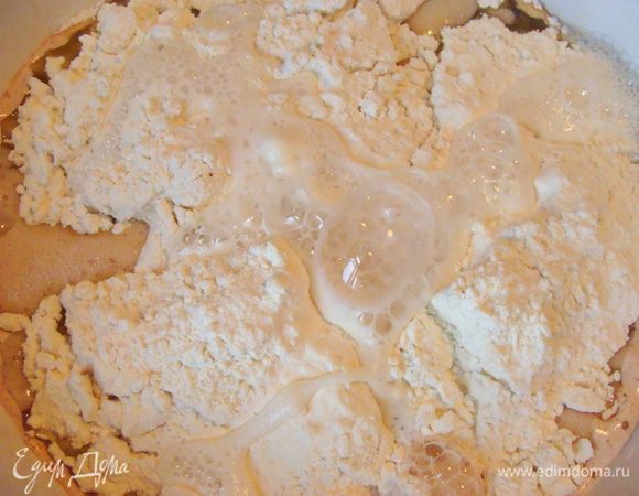 В смесь добавить масло, потом муку, соду (погасить уксусом) и какао. Размешать тесто при помощи миксера. Тесто получается жидкое и тягучее, как сгущенка, и пузырится. 