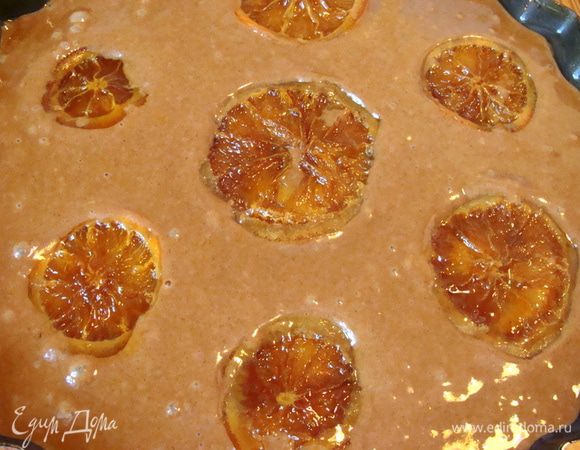 Вылить тесто в смазанную маслом форму. Сверху выложить карамелизированные апельсины. Поставить в разогретую до 180°С духовку примерно на 35 минут. Готовность проверять деревянной шпажкой. Она должна оставаться сухой при протыкании теста.