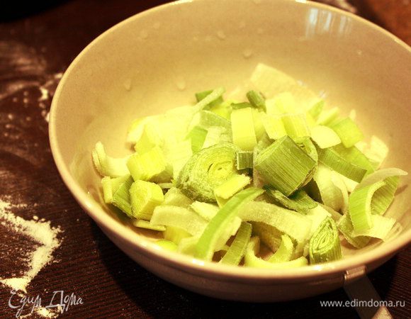 В полуготовый бульон добавляем лук-порей.