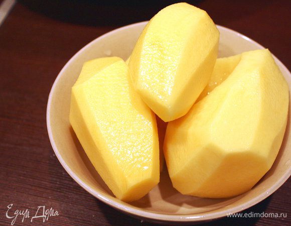 Добавляем очищенный и нарезанный картофель.
И солим.