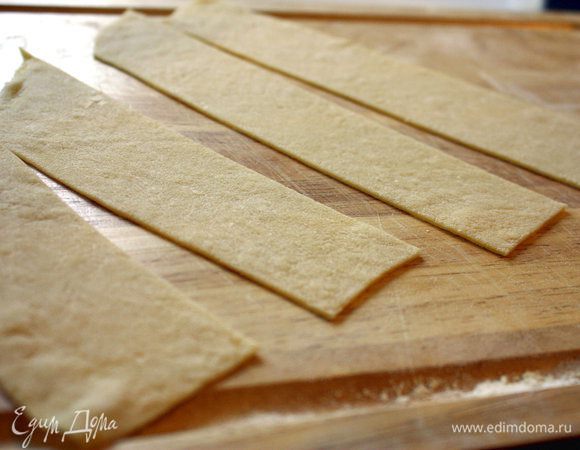 Тем временем тесто раскатываем в пласт как можно тоньше.
Разрезаем на сегменты.