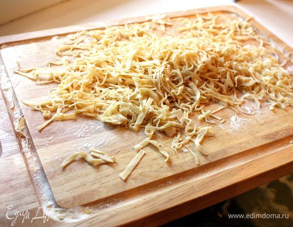 Каждый сегмент разрезаем в тонкую лапшу (тонко, насколько у вас это получится).